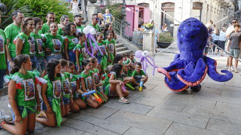 Los vecinos de O Carballiño no se dejaron acobardar por el calor y sacaron sus diseños a la calle