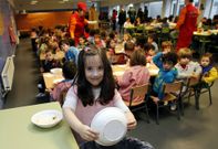El comedor del Ram�n Cabanillas (en foto de archivo) es uno de los que gestiona el Concello. 