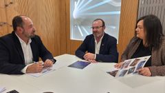 Merelles, el regidor, Eduardo Parga, y la concejala Noelia Freijeiro, en la reuni�n
