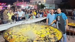 El alcalde y el responsable de la paella, anoche en plena faena