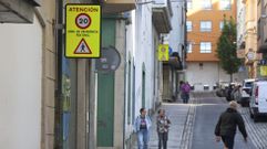 Se�al de preferencia peatonal en la calle Lugo.
