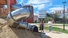 La alcaldesa de Betanzos, Mara Barral, visit el parque de Cabildos con el edil Andrs Hermida.