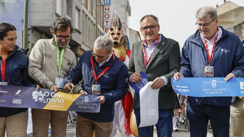 Los representantes institucionales acompa�adas de las pantallas de Xinzo en la inauguraci�n de la etapa de O Gran Cami�o