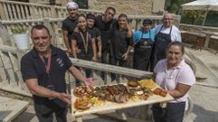 Francisco Javier y Paula muestran una de sus tablas XXL, con el equipo de A Baiuca de fondo, que pretenden reforzar con la incorporaci�n de m�s camareros.