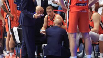 El cuerpo t&eacute;cnico naranja ordena a los jugadores durante un tiempo muerto.