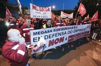 Los trabajadores y sus familias se movilizaron a finales de a�o contra los despidos. 