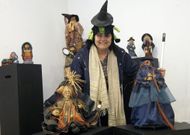 La boirense, con parte de las figuras que muestra en el centro social crucense. 