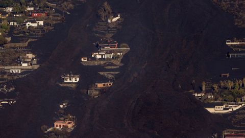 La lava sigue su lento y destructivo avance.