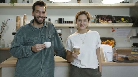 cafe.Víctor y Graciela, de Waco Coffee: «Mientras el alquiler se ha equiparado al de otras ciudades, tenemos los mejores cafés calidad precio»<br />CAFÉ CON LECHE