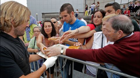 Reparto de empanada en el concurso de la romer�a de Santa Margarita