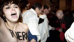 El asalto de las Femen El aborto es sagrado