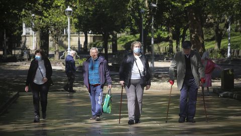 Mayores paseando en Santiago