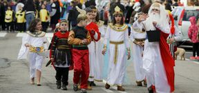<span lang= es-es >Desfile de colores por las calles pontesas</span>. Al pasacalles de comparsas se sumaron muchos grupos de los ni�os, como el de la imagen, gracias al buen tiempo, que anim� a muchas personas de la villa y de la comarca a pasar la tarde por la zona. 