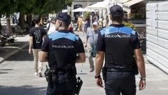 Agentes de la Polica Local patrullando por el centro de Lugo.