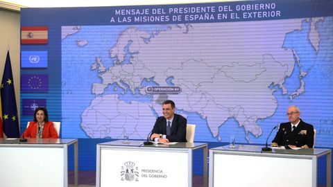  El presidente del Gobierno, Pedro S�nchez, mantiene la tradicional videoconferencia navide�a con las unidades espa�olas en misiones humanitarias y de paz en el exterior, en medio de la ministra de Defensa, Margarita Robles, y el Jefe del Estado Mayor de la Defensa, Teodoro Esteban L�pez Calder�n 