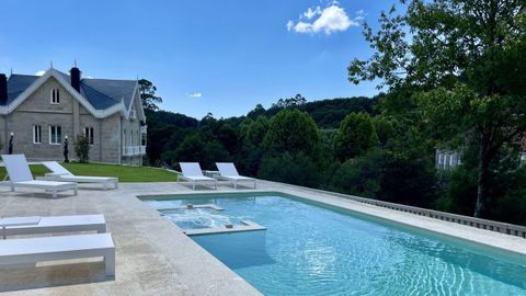 Disfruta de la piscina de�Villa Boutique 1880, en A Lama, mientras escuchas el murmullo del r�o Oitav�n.