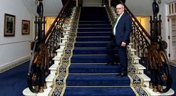 Marcos, en todo un icono del Gran Hotel, sus escaleras.