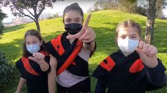 Los alumnos de 5A del colegio Quiroga Palacios realizaron un aplaudido v�deo interpretando en la lengua de signos �Terra�. El tema llevaba sonando en clase las semanas anteriores y la grabaci�n del v�deo les llev� un par de d�as. Se public� en el canal de YouTube del centro dedicado a contenidos en lengua de signos, creado en un primer momento por la int�rprete de una alumna, a la que se uni� luego una tutora para apoyar este trabajo. 