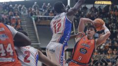 Caio Pacheco busca un pase en el duelo entre el Leyma Coru�a y el Alicante.