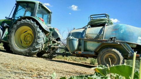 Imagen de archivo de un tractor con cisterna