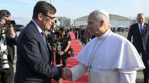 Salvador Illa y el papa Le�n XIV se dan la mano antes de que este parta hacia Canarias.