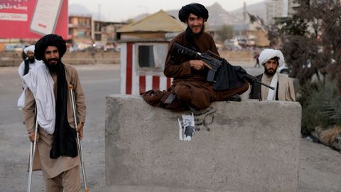 Un soldado talibn sonre desde su puesto de guardia en Kabul