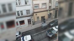 Dos de los agentes entrando en el local, hasta donde se desplazaron cinco veh�culos