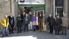 Los artistas protagonistas de la exposici�n, ante la galer�a donde exponen. 