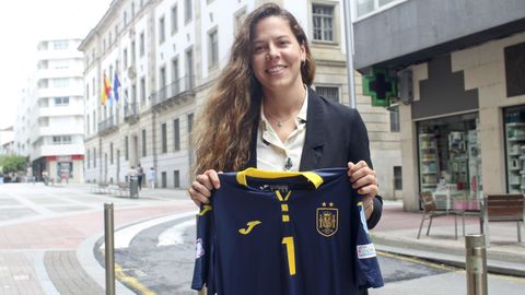 Silvia Aguete con su camiseta de la Seleccin Espaola de Ftbol Sala femenino