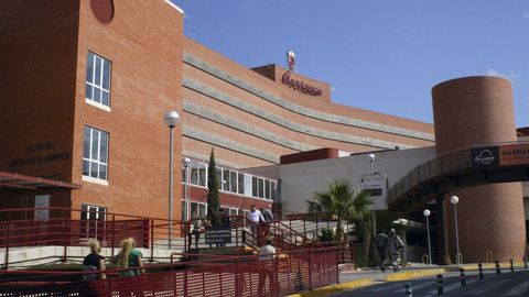 Hospital Virgen de la Arrixaca, donde permanece ingresada la mujer que ha resultado herida por arma de fuego en Las Torres de Cotillas.