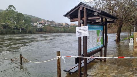 Acceso cortado al balneario de A Chavasqueira debido a la crecida del r�o Mi�o en Ourense