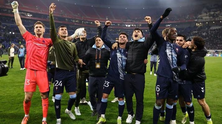Los futbolistas del Celta, celebrando el triunfo celeste en Lyon.