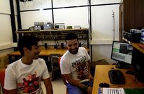 Ant�n V�zquez y Xabi Crespo en la estaci�n terrano desde donde controlan el sat�lite. 