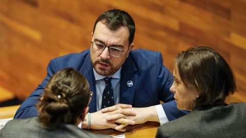 El Presidente de Principado, Adri�n Barb�n (c) conversa con dos diputadas de su partido en el pleno de la Junta General durante la aprobaci�n de los Presupuestos de Asturias para el pr�ximo a�o