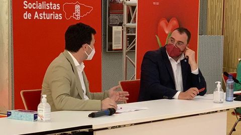 El presdiente del Principado de Asturias y secretario general de la FSA-PSOE  Adri�n Barb�n, en la Comisi�n Ejecutiva celebrada esta tarde