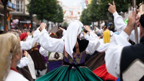 Las calles del centro de Oviedo acogen este jueves el tradicional desfile del día de América en Asturias, en su 72 edición