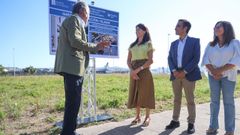 La conselleira y el alcalde, en el centro de la imagen, en su visita ayer a la zona de O Bert�n
