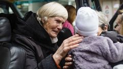 Svitlana, que ha decidido regresar a Ucrania, se despide de su bisnieto Vladislav que naci� hace seis meses en Ourense