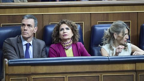 El presidente del Gobierno, Pedro S&aacute;nchez; la vicepresidenta primera y ministra de Hacienda, Mar&iacute;a Jes&uacute;s Montero; y la vicepresidenta segunda y ministra de Trabajo y Econom&iacute;a Social, Yolanda D&iacute;az; durante el pleno del Congreso.