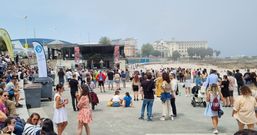 Sesi�n verm� en la� playa de Riazor antes del Morri�a Fest