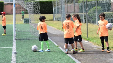 El Campus Sporty disfruta de Allariz.Las actividades ldicas y deportivas animan los quince das de actividad en el cmping y la ciudad deportiva de O Seixo