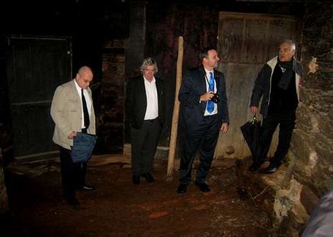 El embajador, Eugenio Martnez, segundo por la derecha y el cnsul, Jos Antonio Losada, primero por la izquierda, visitaron la casa natal de ngel Castro en Lncara.