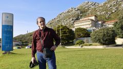 Abelleira, ante el edificio del Talaso de Oia que denunci� por irregularidades urban�sticas.