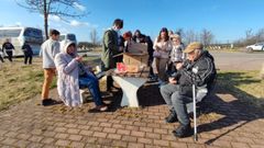 Un voluntario de SOS Ternpil, con los refugiados ucranianos, en una de las paradas de su viaje a Ourense