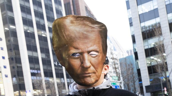 Manifestantes surcoreanos con m�scaras de los presidentes de Estados Unidos e Israel en protestas contra la guerra