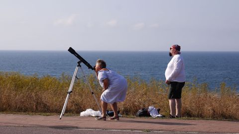 Personas esperando el eclipse desde el paseo mar�timo de A Coru�a