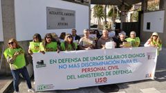 Personal civil de Defensa, manifestndose frente al acuartelamiento de Atocha