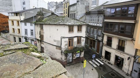 VIVIENDAS EN LA INTERSECCION DE LA RONDA DE LA MURALLA CON LA RUA RECATELO QUE NECESITARIA UNA REHABILITACION O REMODELACION DE LA FACHADA
EDIFICIO, RUINA