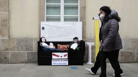 Comadres frente a la sede de Afundacin en Monforte