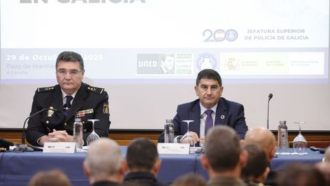 El delegado del Gobierno en Galicia (d), Pedro Blanco, y el jefe Superior de Policía de Galicia (i), Pedro Jesús Pacheco, durante la inauguración de la I Xornada Policial en Bergondo (A Coruña).